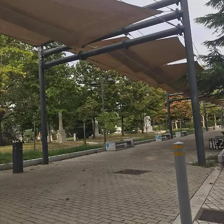 δεν υπάρχει *